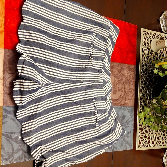 Cute! Blue and white shorts with scallop leg - Picture 4 of 4